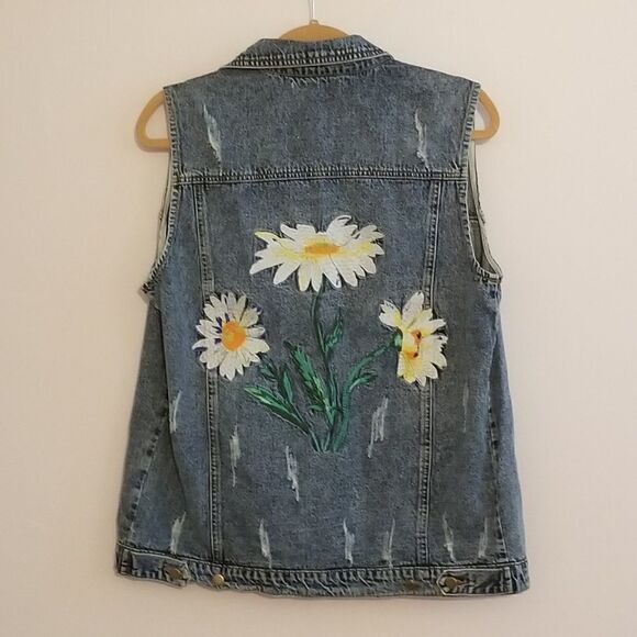 Honey punch floral embroidered vest - Picture 2 of 4